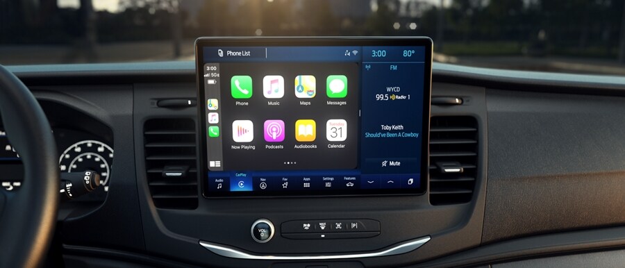 Un hombre usando la pantalla táctil en una van Ford Transit® 2023 con una imagen adicional que destaca lo que hay en la pantalla táctil