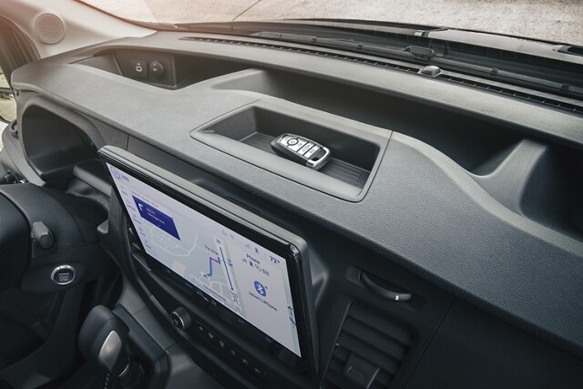 Pantalla táctil de una van Ford Transit® 2023 mostrando la navegación en la pantalla