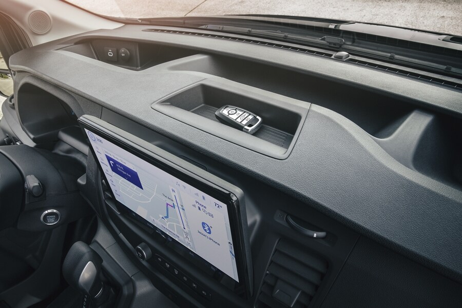 Pantalla táctil de una van Ford Transit® 2023 mostrando la navegación en la pantalla